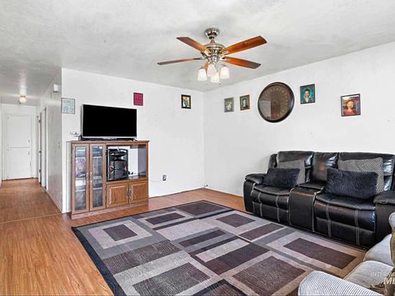 3rd image of 325 W Avenue E
