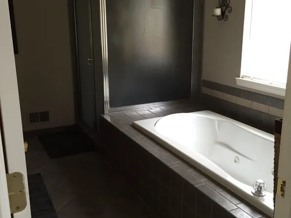 1339 Hartland St, Troy, MI 48083