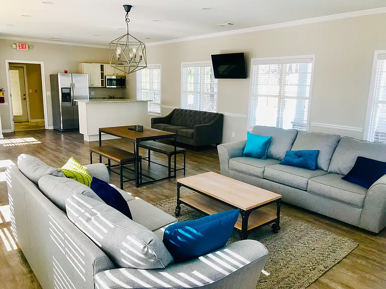 Summit Pointe Apartments — Photo 18