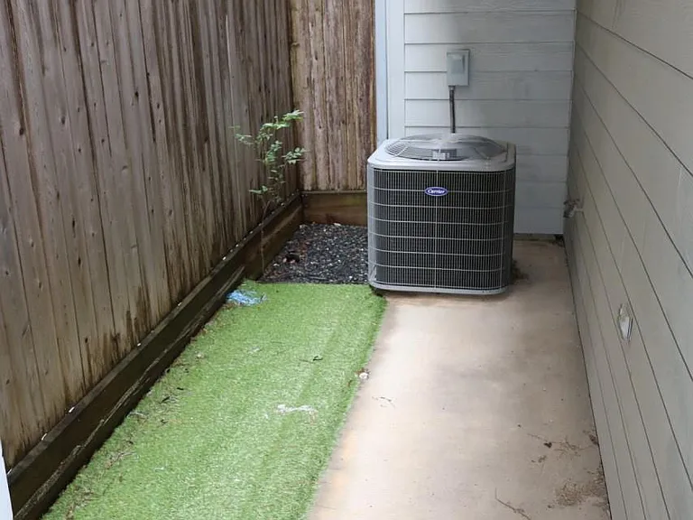 2103 Hadley St — Photo 3