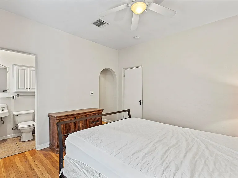 2727 E 6th St — Photo 28