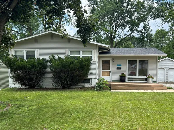 7116 Maple Dr, Urbandale, IA 50322