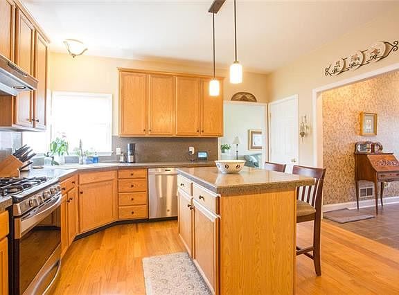 3rd image of 270 Newport Ave
