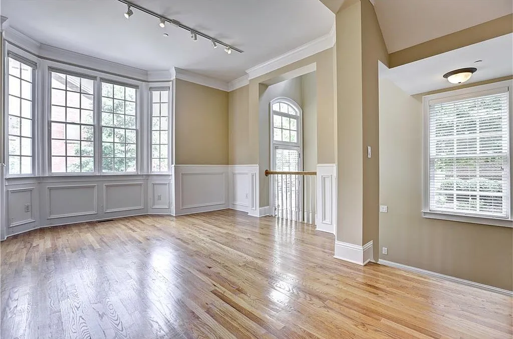 4 bed, 3271 sqft, $3,650 — Photo 2