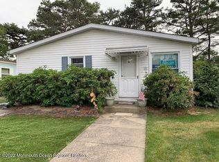 18 Pine Ridge Blvd, Whiting, NJ 08759