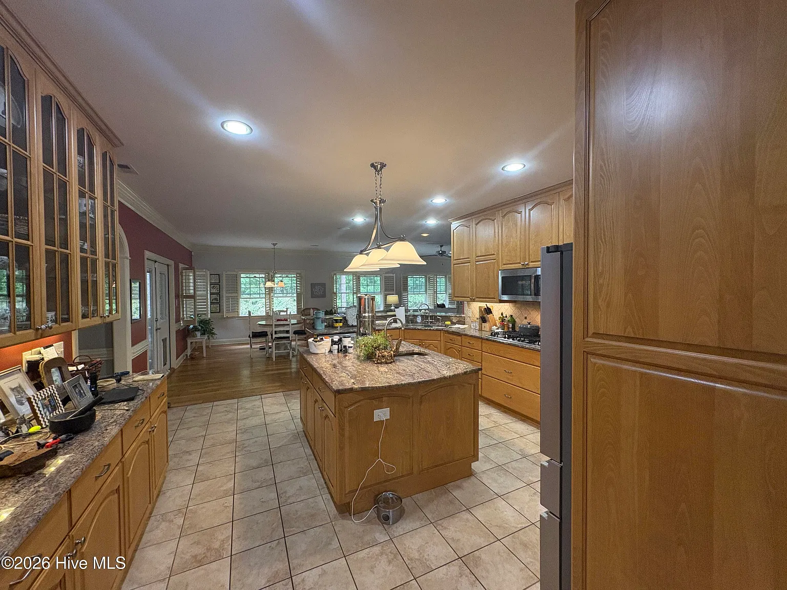 3 bed, 3.0 bath, 3782 sqft, $3,200 — Photo 4