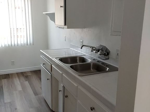 4th image of 10345 La Reina Ave APT E