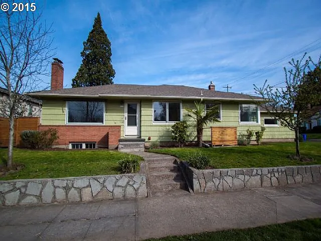 5253 SE Stark St photo 1