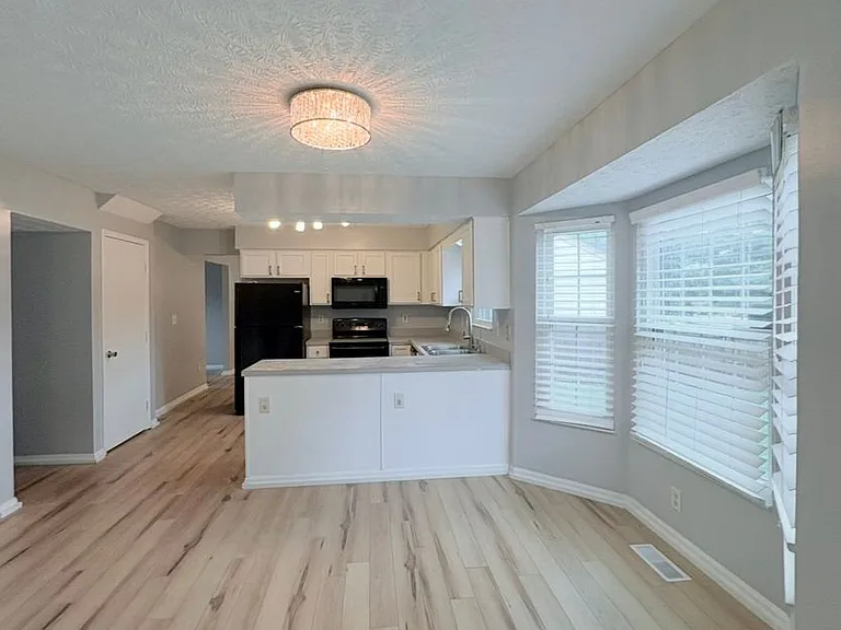4843 Ballentine Dr — Photo 2