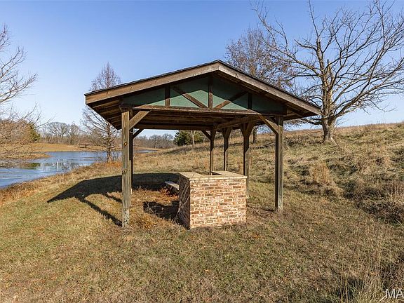 4th image of 2161 Young Rd