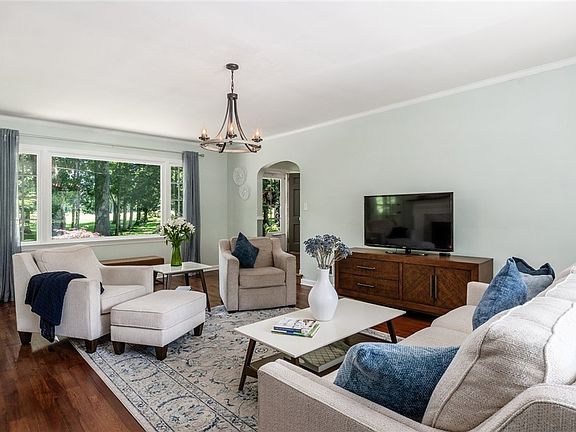 5th image of 1272 Country Club Dr