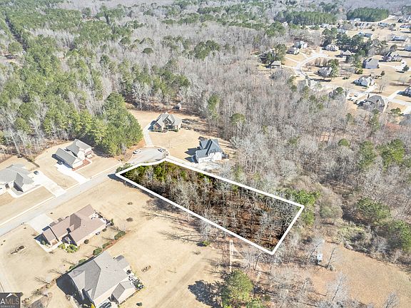 4th image of 404 Marilyn Ct