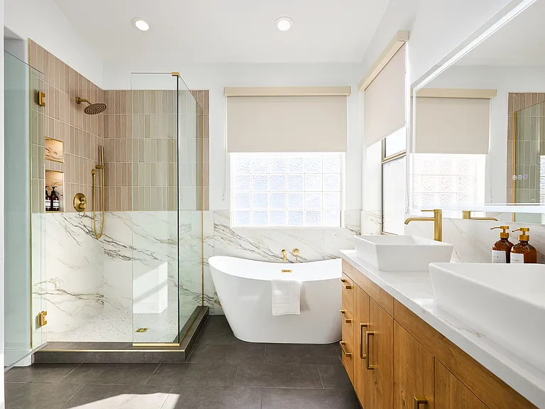 Primary En-Suite Bathroom