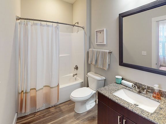 The-Quarters-Bloomington-4-BED-4-BATH-Bathroom-2