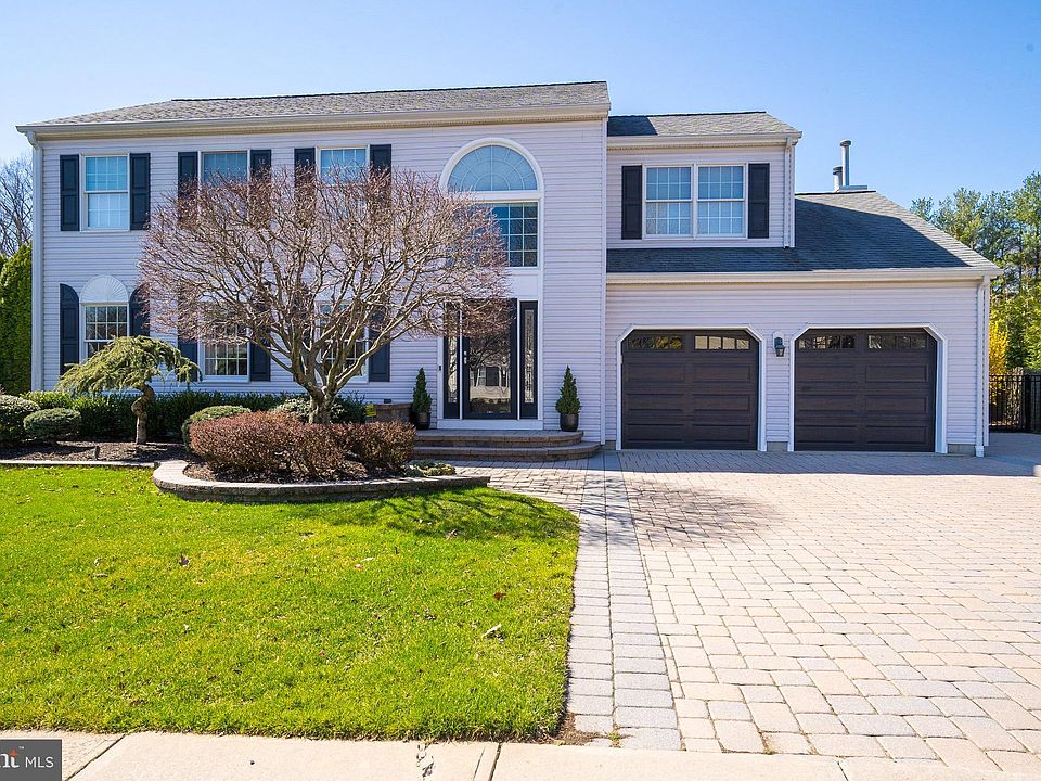 1st image of 10 Essex Dr