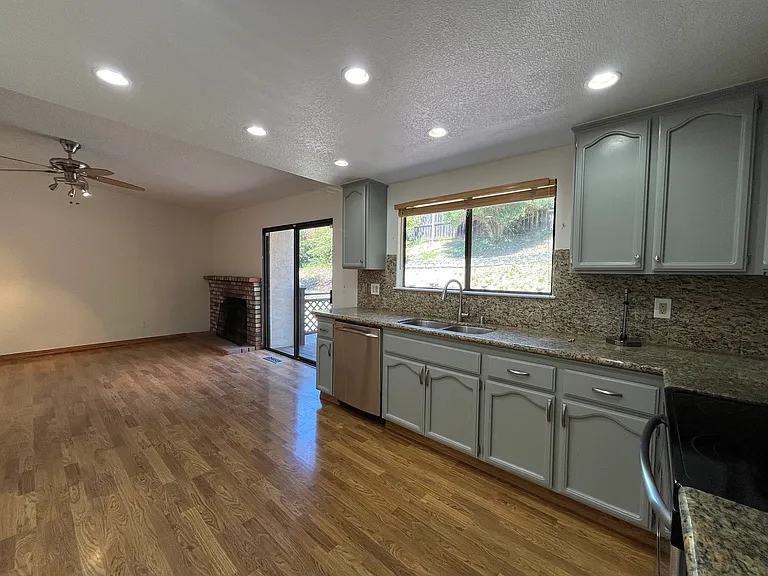 270 Riverview Dr — Photo 8