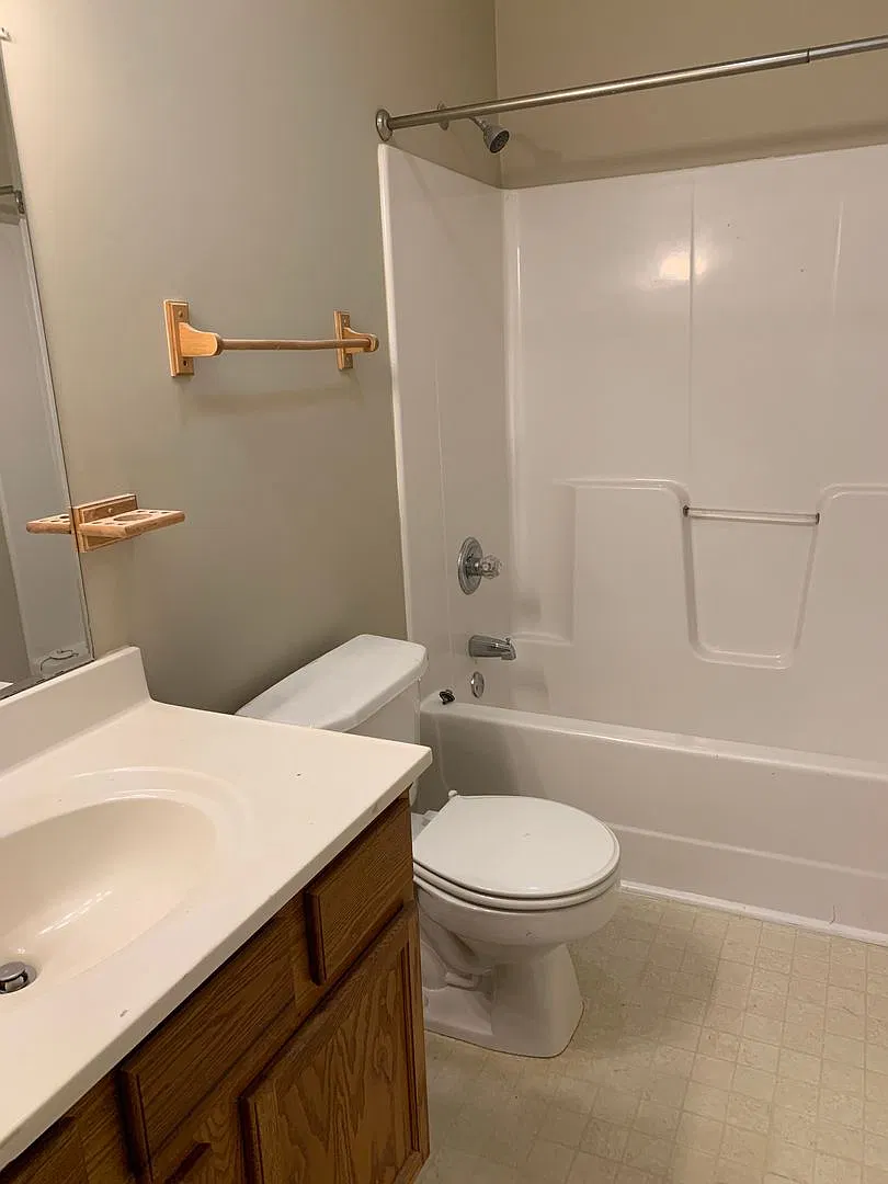 Handyman Special 3BR 2BA with Garage — Photo 4
