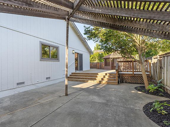 5th image of 812 Canary Court