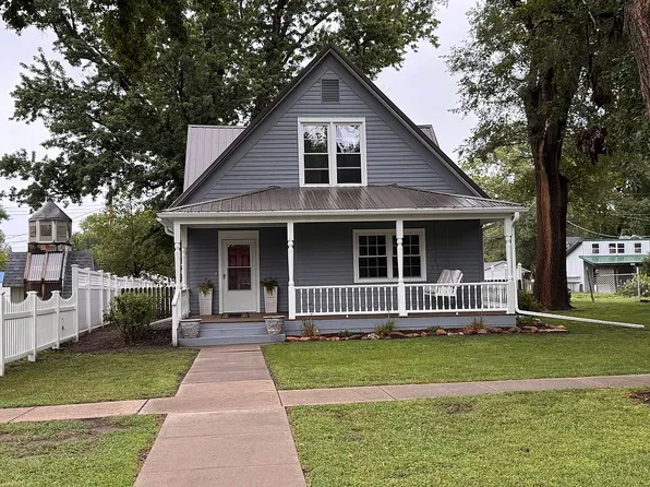 420 Eads Ave, Hebron, NE 68370