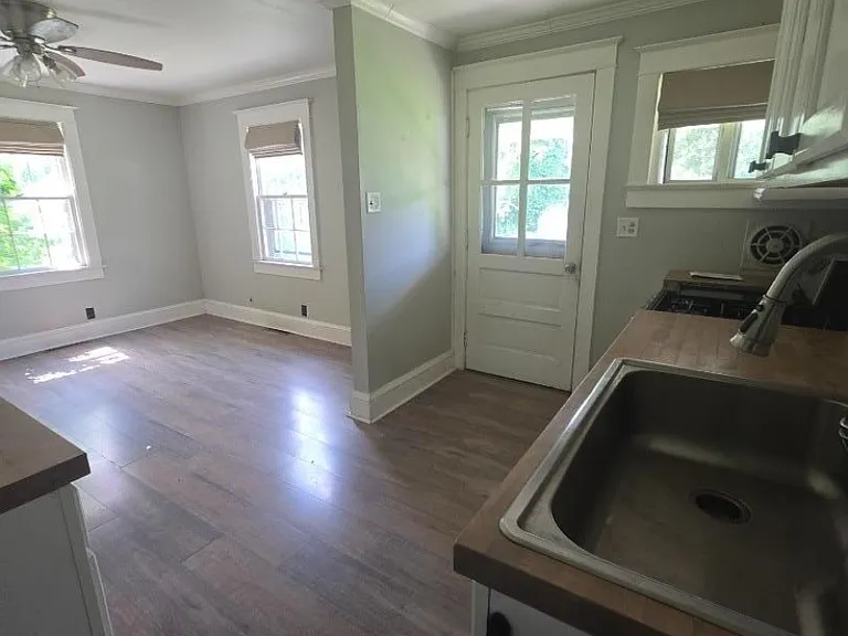 323 Irwin St — Photo 7