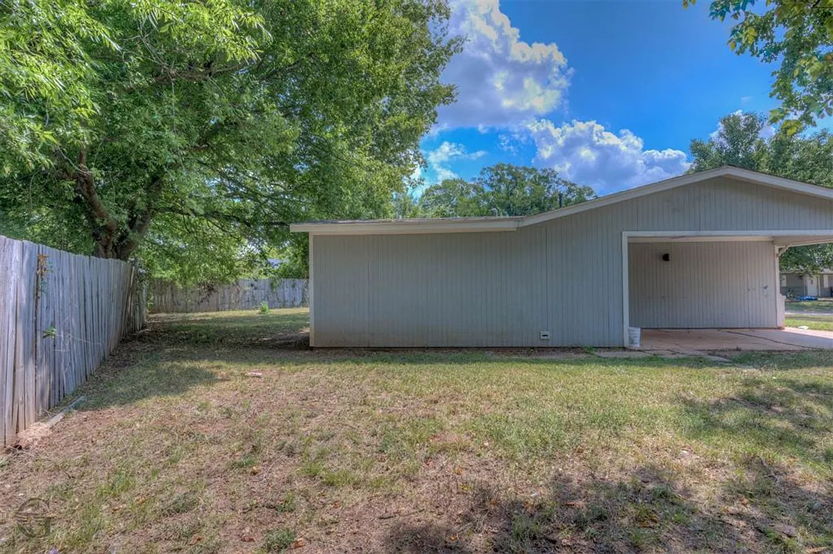 Building Photo - 2804 Hood Dr