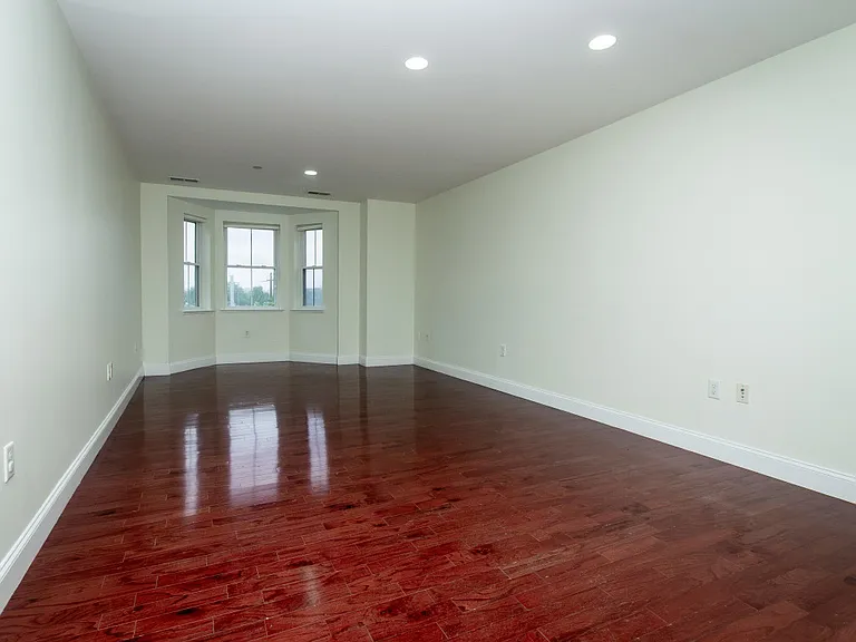 120 Wyllis Ave #319 — Photo 13