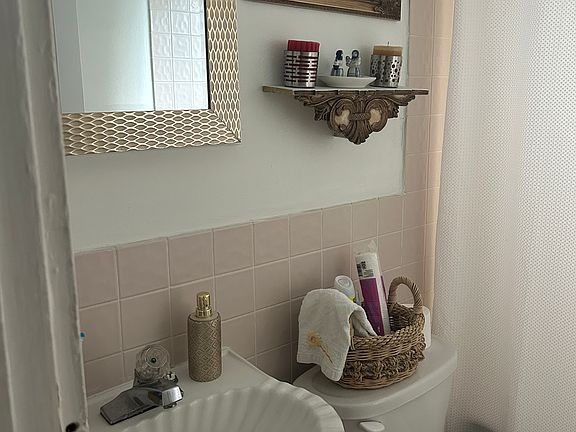 5th image of 928 NW 47th St #3