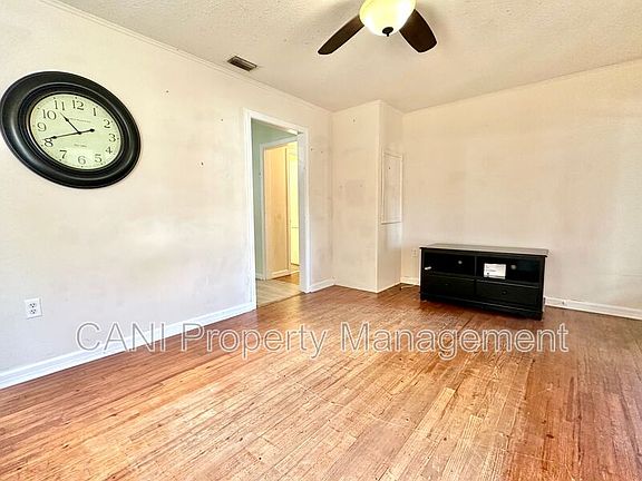 4th image of 916 W Wisconsin Ave