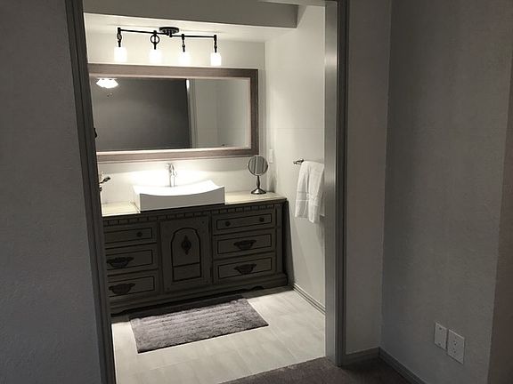 On suite master full bath