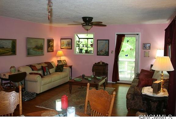 5th image of 64 Melissa Dr