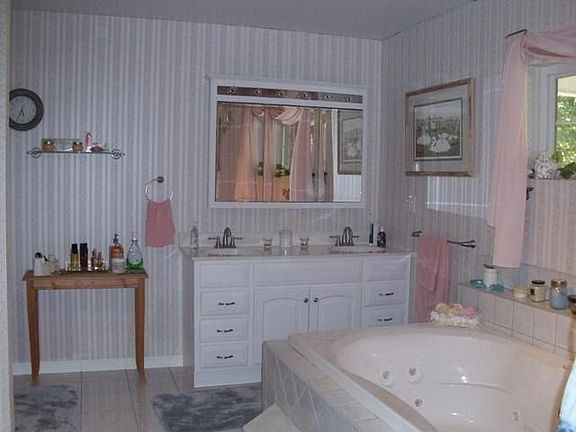 3rd image of 1409 Berry St