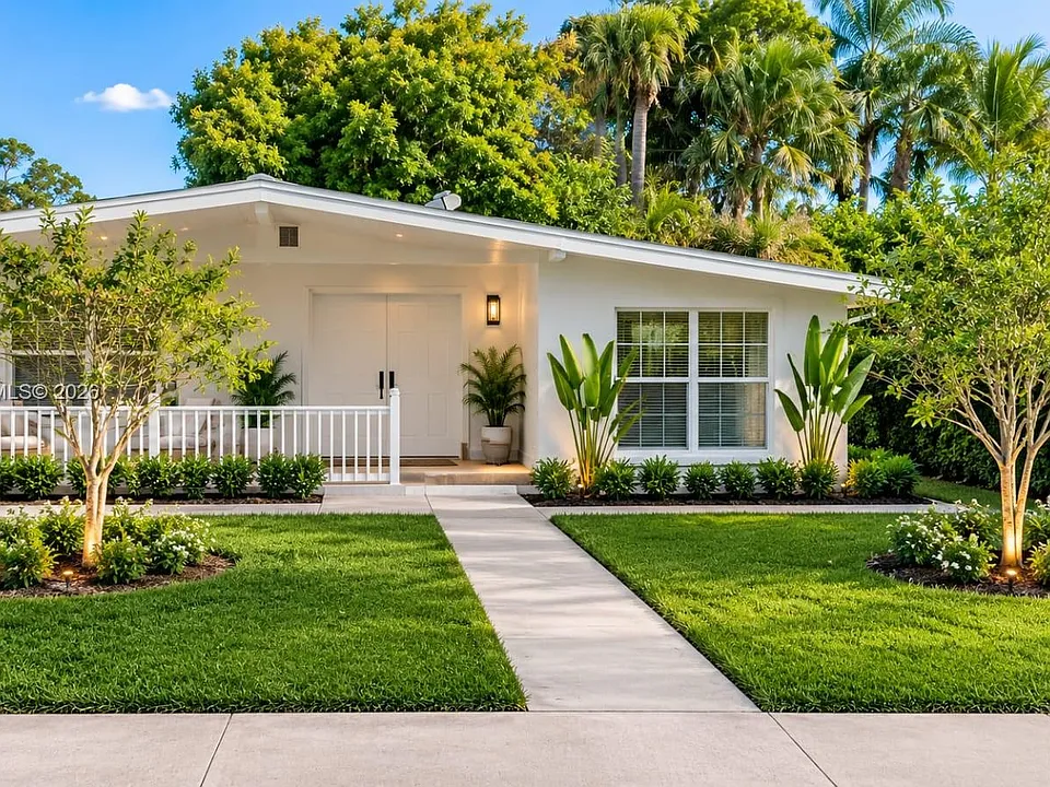 111 Poinsettia Cir NE