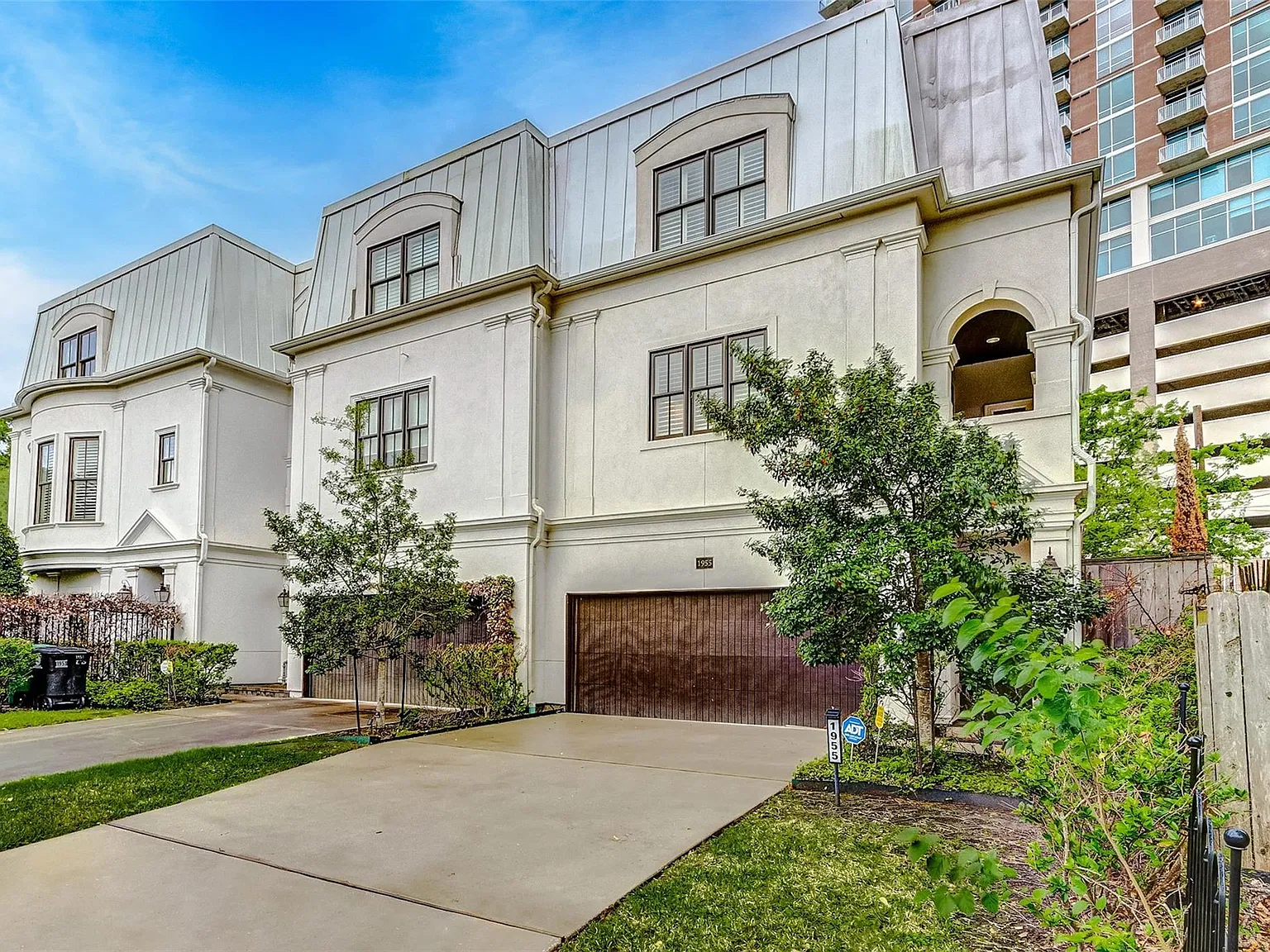 3 bed, 3.5 bath, 3200 sqft, $5,000 — Photo 2
