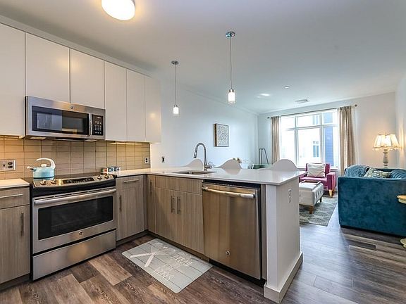 5th image of 180 Telford St #512
