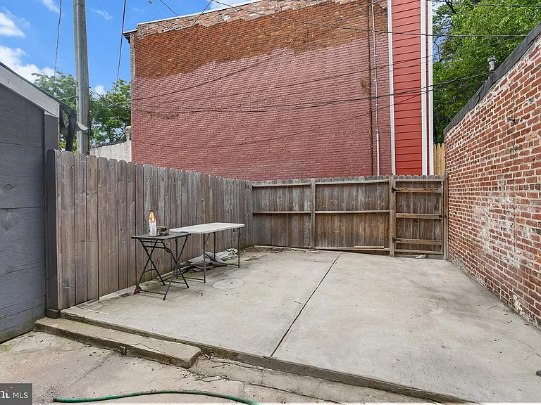 110 S Calhoun St — Photo 38