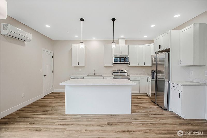 3rd image of 1412 E 51st Street