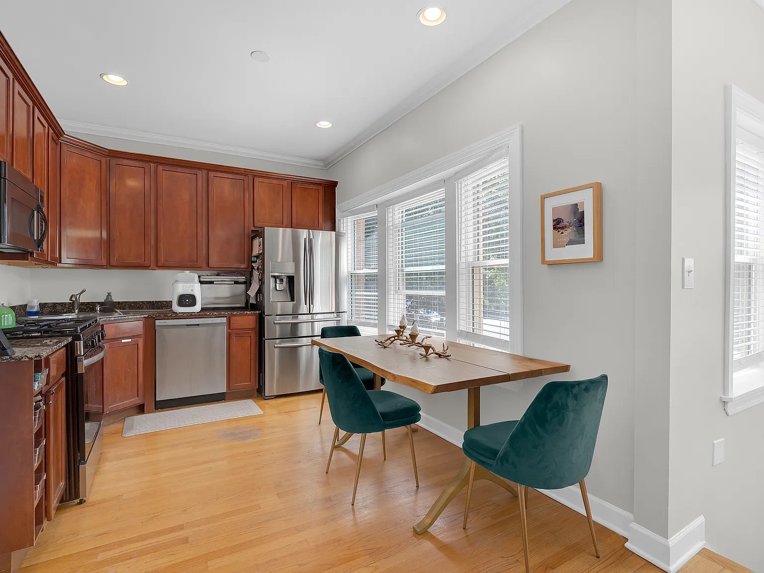 4055 N Southport Ave — Photo 3