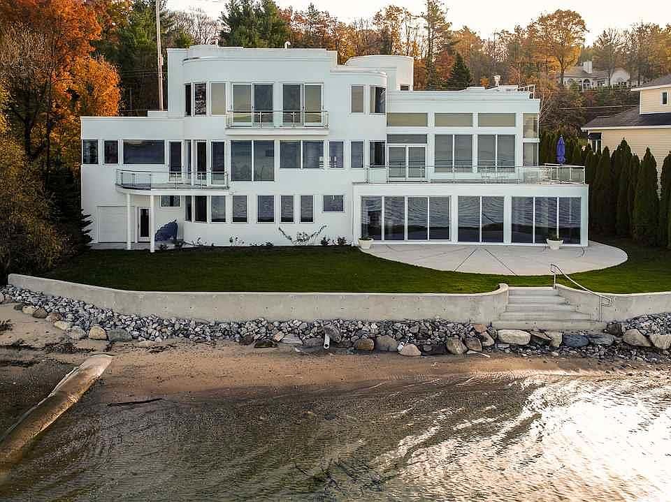 6467 Peninsula Dr, Traverse City, MI 49686 | Zillow