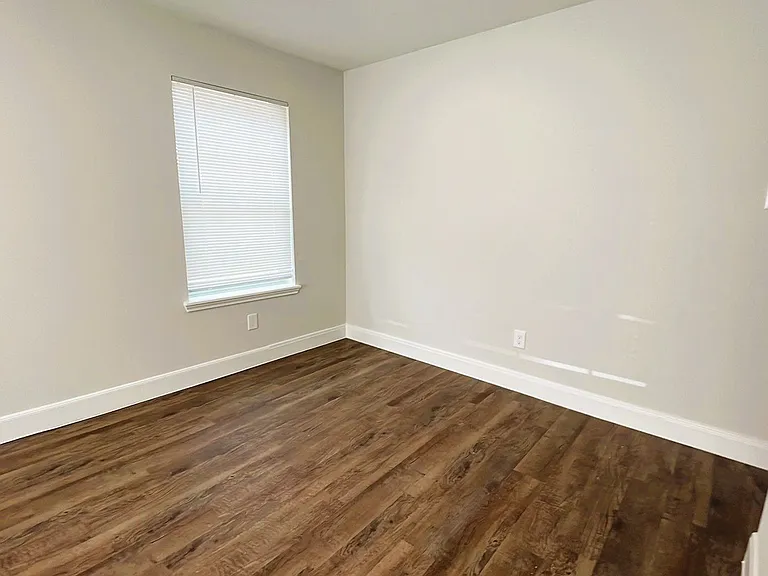 711 S Houston Ave — Photo 11