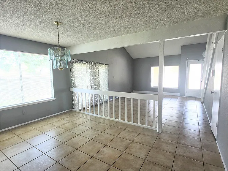 10526 Chapel Hill Dr — Photo 3