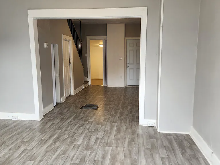 320 Wallace St — Photo 2
