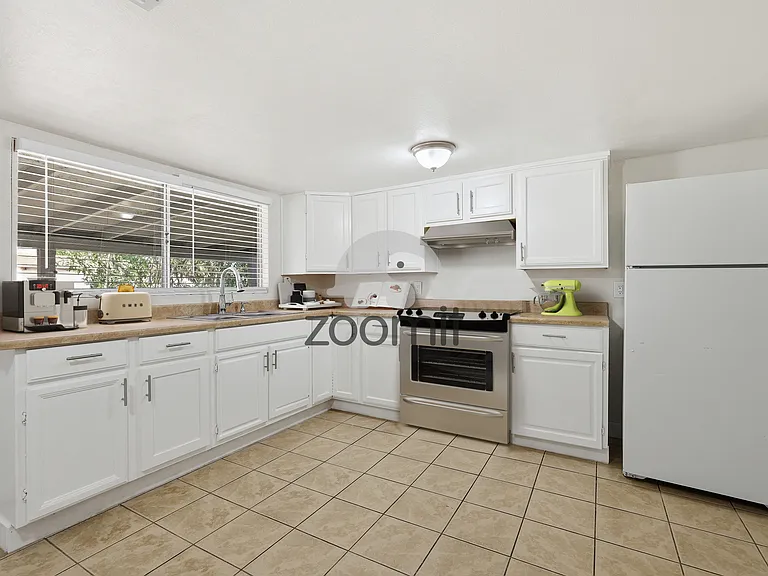 920 E 4th St — Photo 4