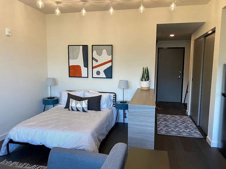 Ferry Street Manor — Photo 3