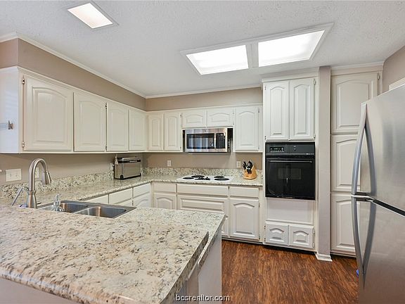 4th image of 2802 Normand Dr