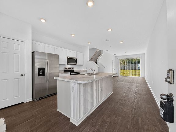 4th image of 23 Elmhurst Ln