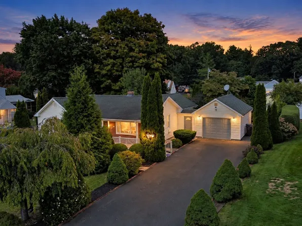 23 Briarwood Pl, Westfield, MA 01085