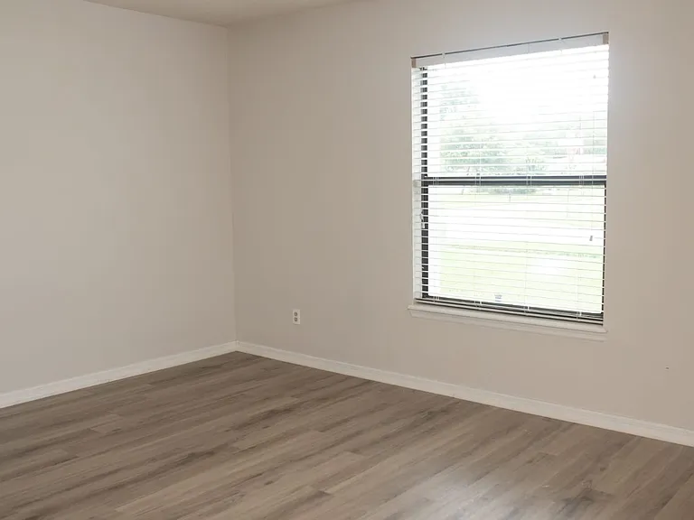 700 Columbus Way — Photo 6