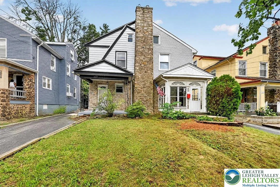 4 bed, 1.0 bath, 1637 sqft, $2,300 — Photo 2