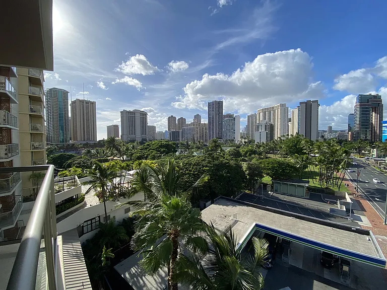 Kalakaua Ave — Photo 13