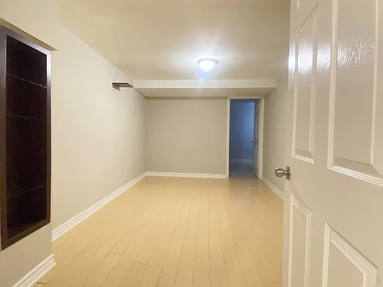 208 Roxanne Cres #LOWER — Photo 3